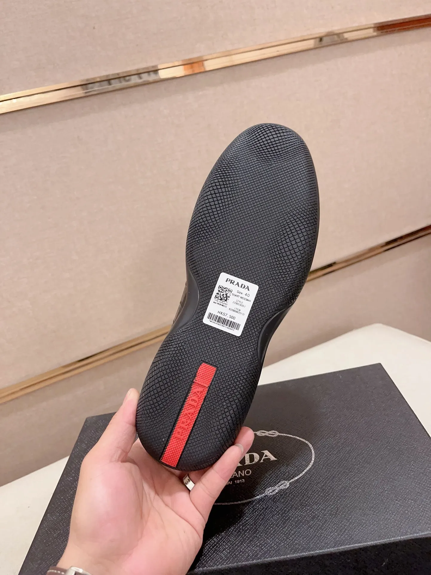 Factory price 420💰 ✔️✔️✔️The new PRADA (Prada) counters are launched simultaneously. The new men's shoes and 😘fabrics are made of selected first-layer cowhide ➕ breathable mesh technology. Lining: Full sheepskin lining. 👍🏿 High-end ☄️ air-cushion molded anti-slip rubber outsole, exquisite lines, simple and elegant, comfortable and high-end for leisure travel. Code number: 38 to 44 (45 can be customized)